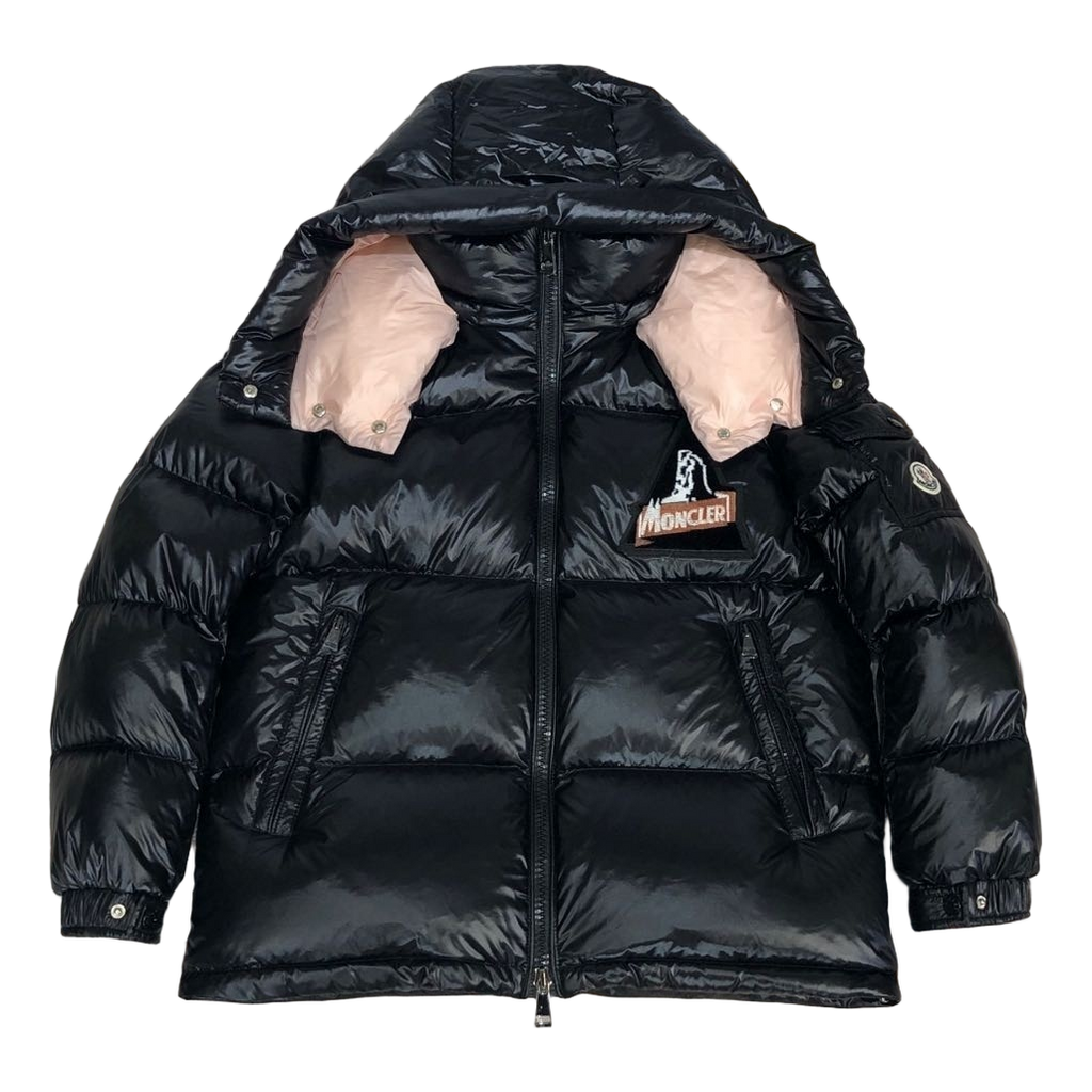 Moncler Mountain-Badge Glossy Short Puffer Jacket – Black | Premium Down | Luxury Outerwear