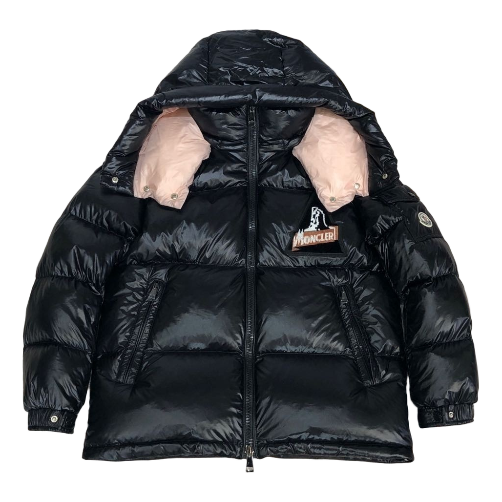 Moncler Mountain-Badge Glossy Short Puffer Jacket – Black | Premium Down | Luxury Outerwear