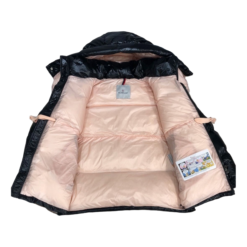 Moncler Mountain-Badge Glossy Short Puffer Jacket – Black | Premium Down | Luxury Outerwear